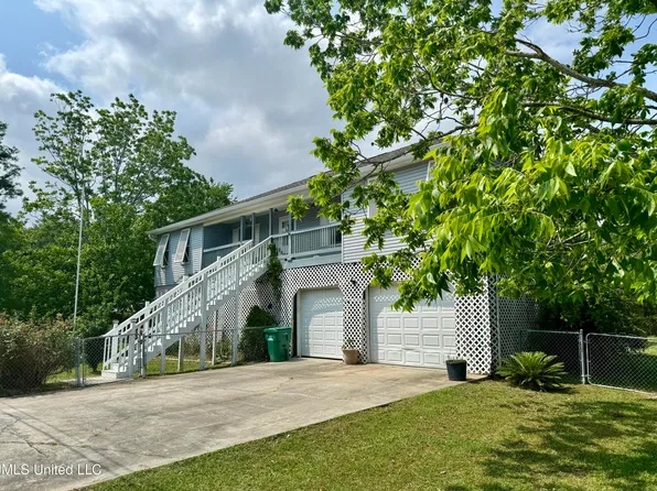 129 Melody Ln, Bay Saint Louis, MS 39520