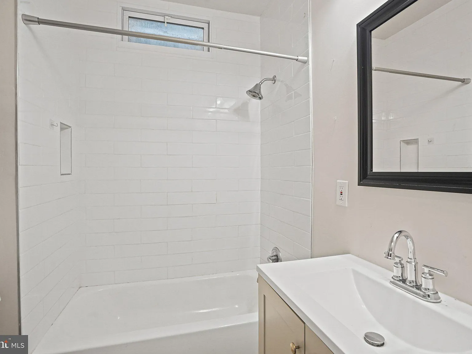 1 bed, 1.0 bath, 2304 sqft, $1,395 — Photo 4