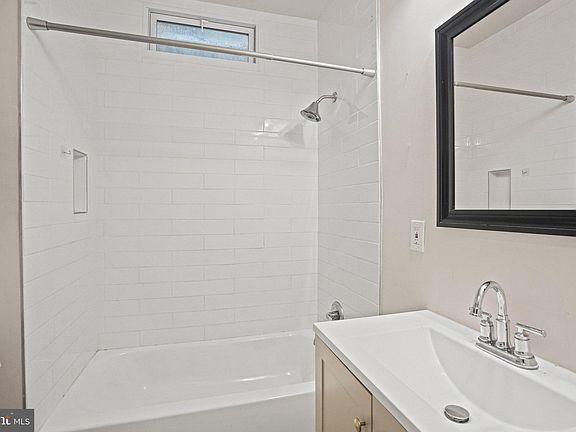 4th image of 1111 Queen St NE APT 2