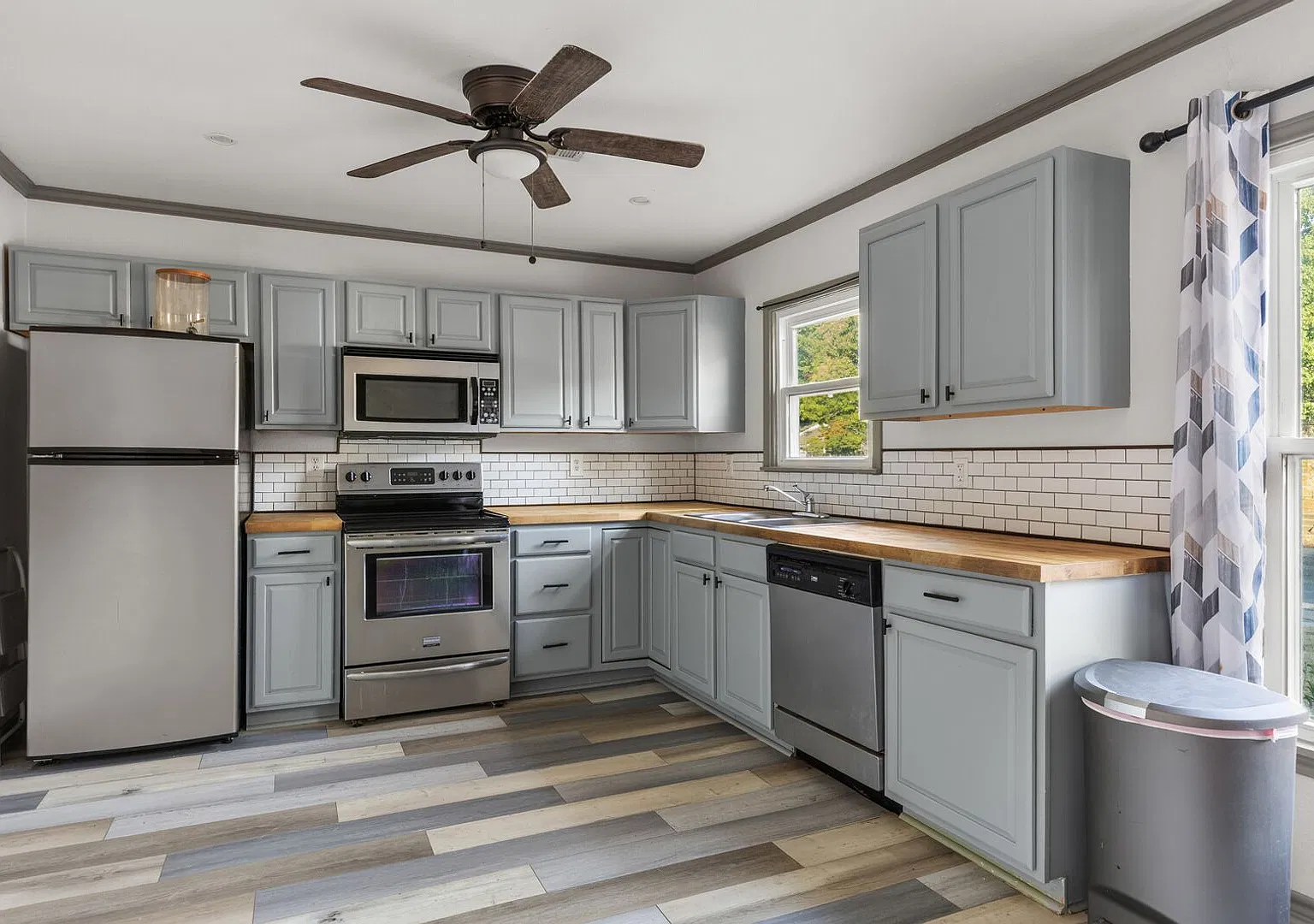 3 Bed 2 Bath For Lease! — Photo 3