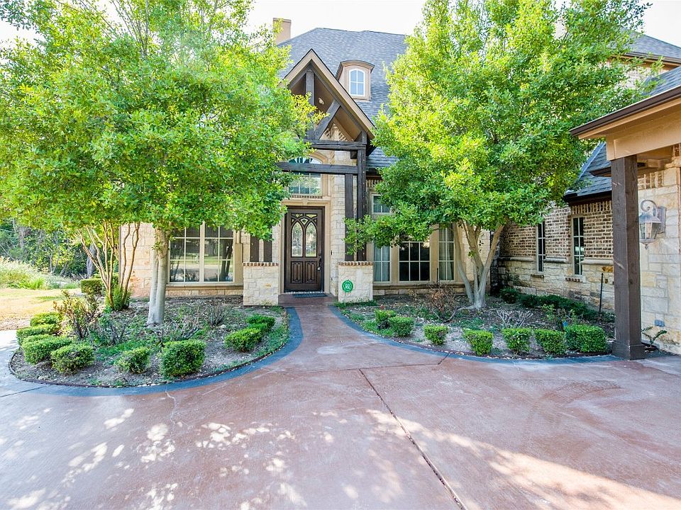 1st image of 929 Belclaire Cir