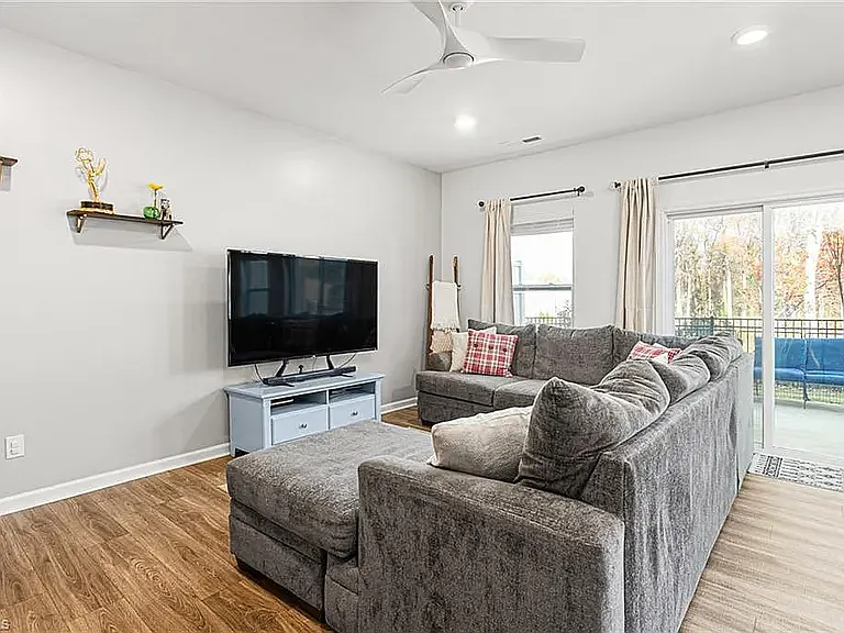 4 Saltford Ln — Photo 4