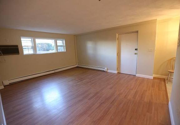 4th image of 135 Willard St #0