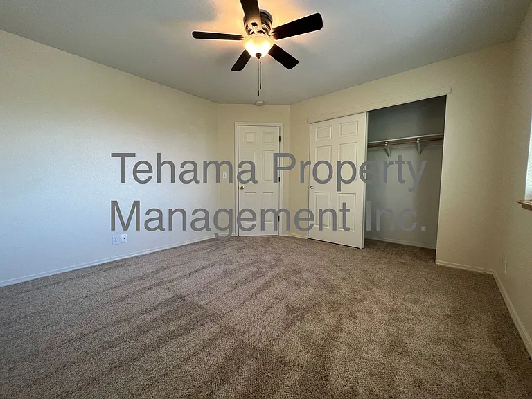 1070 Lakeside Dr — Photo 10
