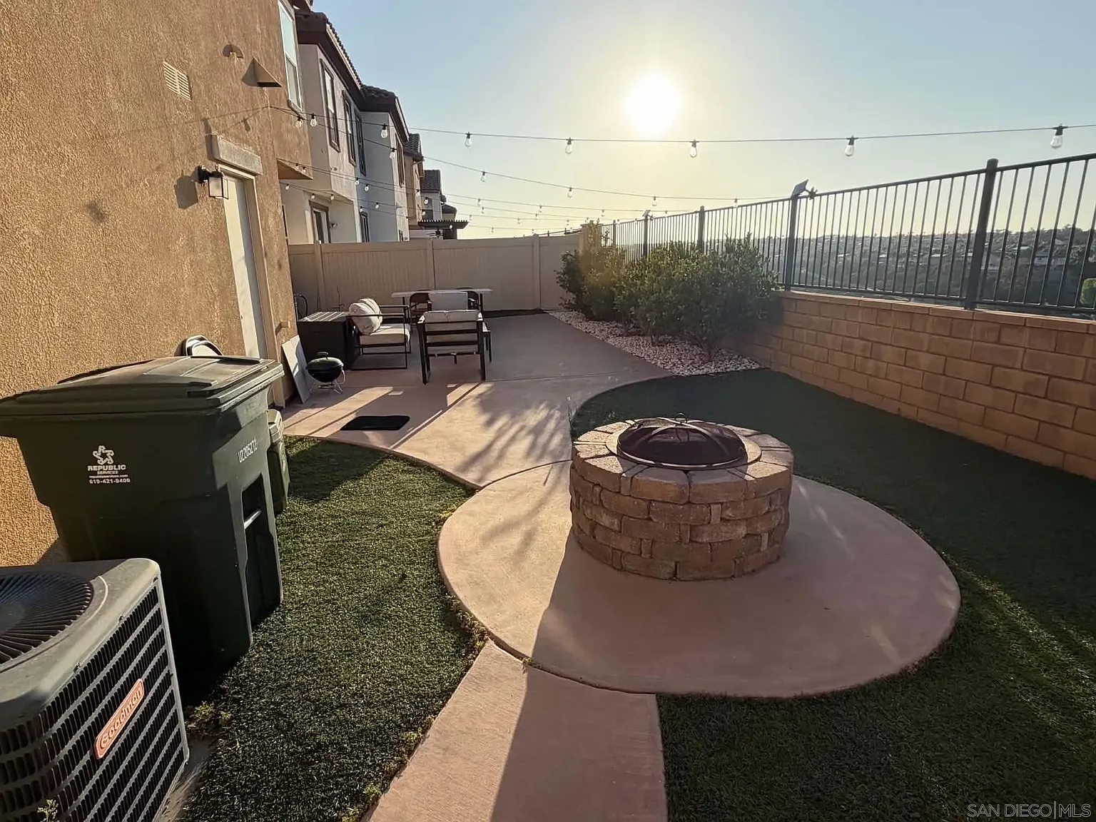 3 bed, 2.5 bath, 1609 sqft, $4,195 — Photo 2