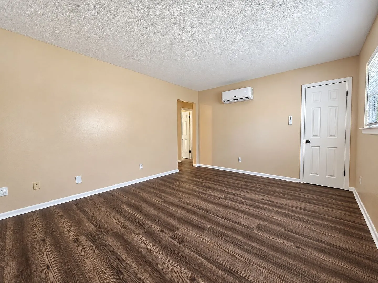 2 bed, 1.0 bath, $995 — Photo 2