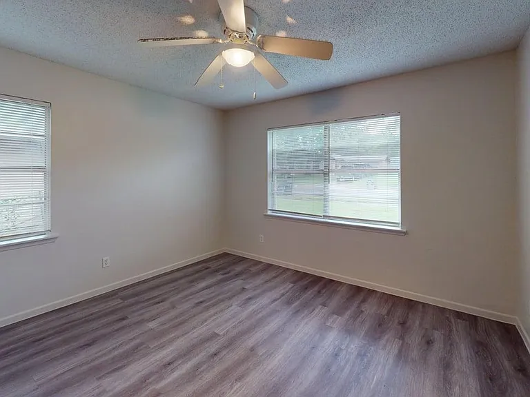 1804 Clarawood Dr — Photo 4