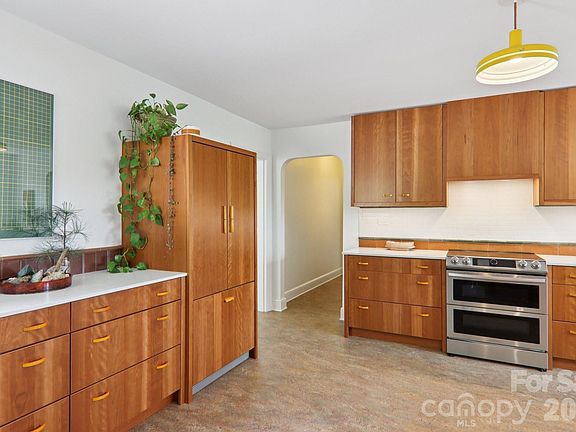 4th image of 80 Sunset Dr