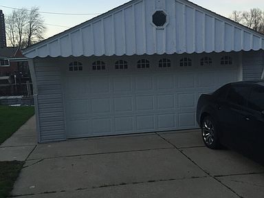 2.5 Car Garage