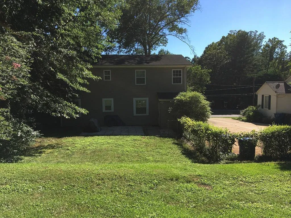3 bed, 2.5 bath, 1605 sqft, $1,825 — Photo 3