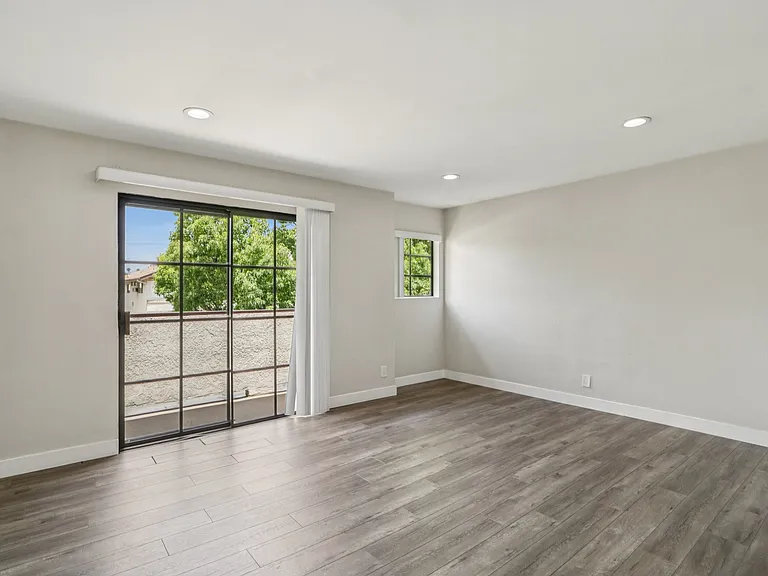626 E Verdugo Ave #L — Photo 13