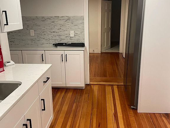 4th image of 52 N Putnam St #1