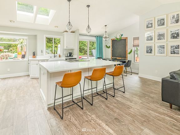 Vaulted Great Room w/skylights.