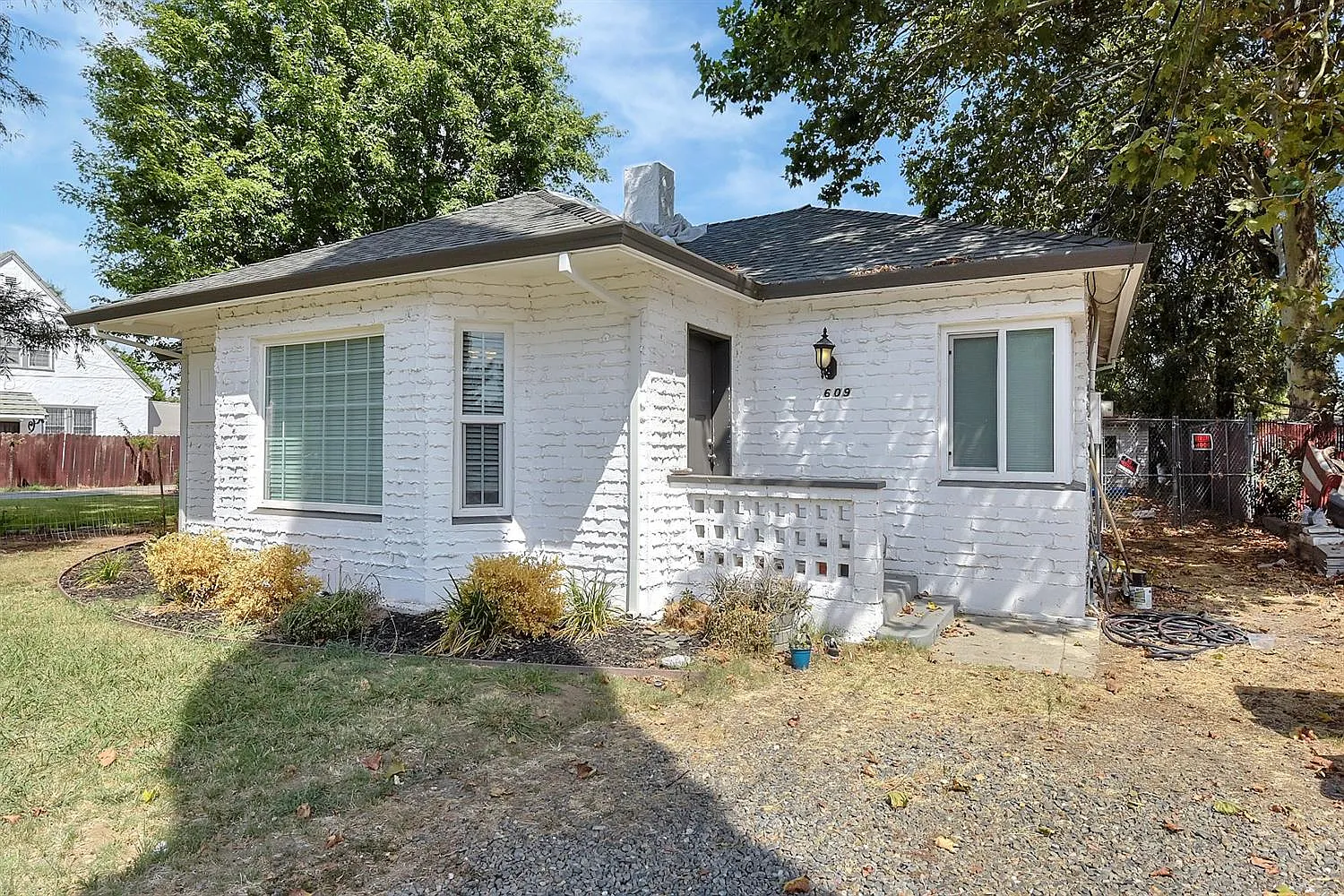 609 King Ave photo 1
