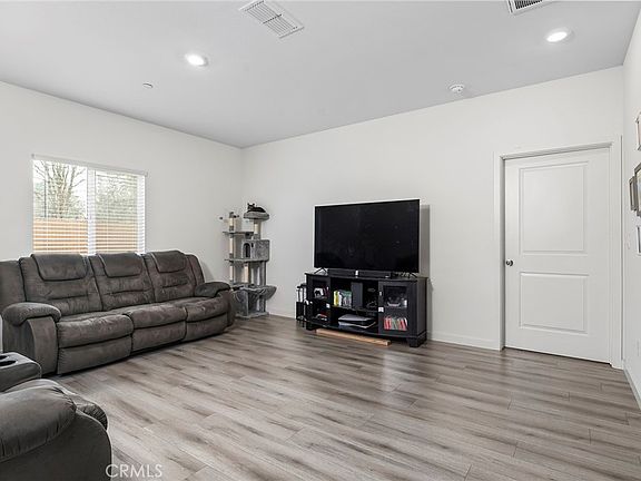 3rd image of 5101 McLaren Dr