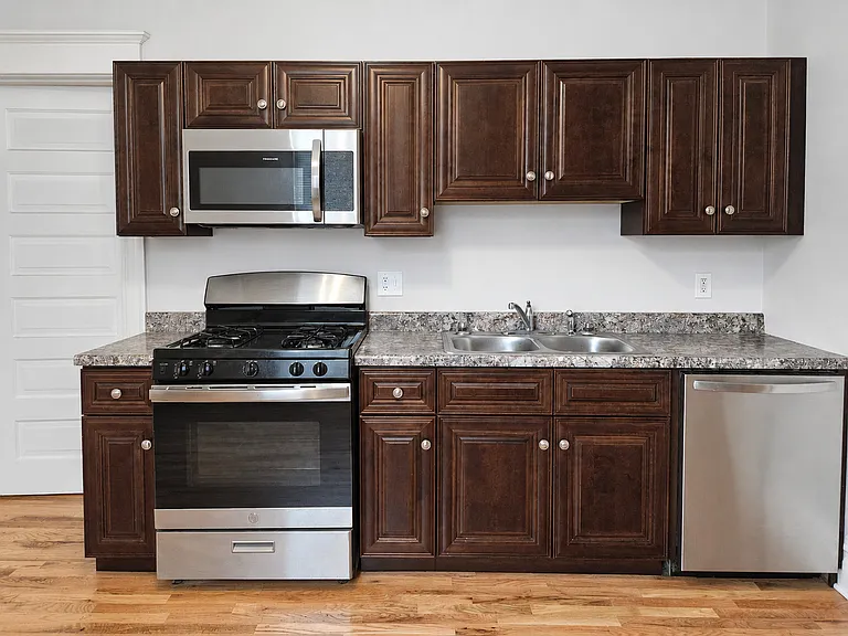 3722 N Bosworth Ave #1R — Photo 2