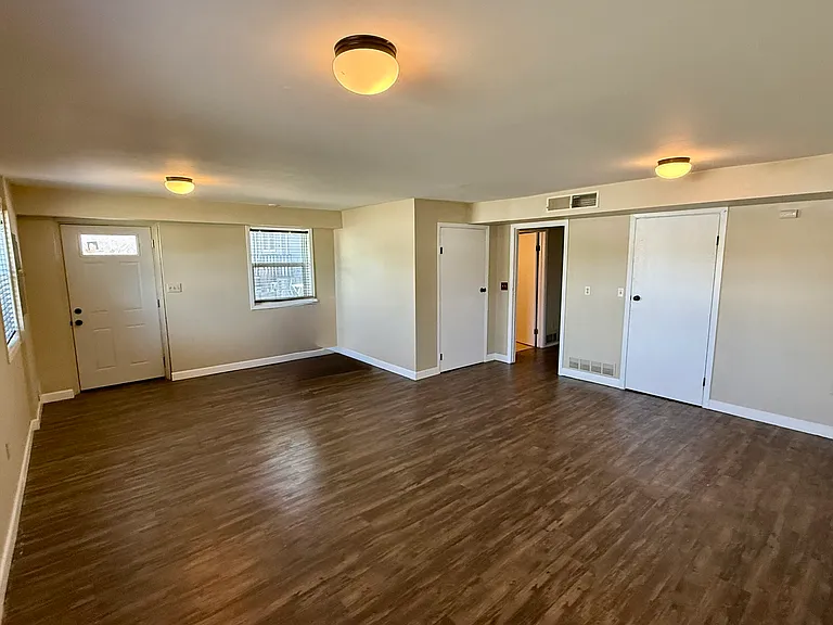 408 Anamosa St — Photo 14
