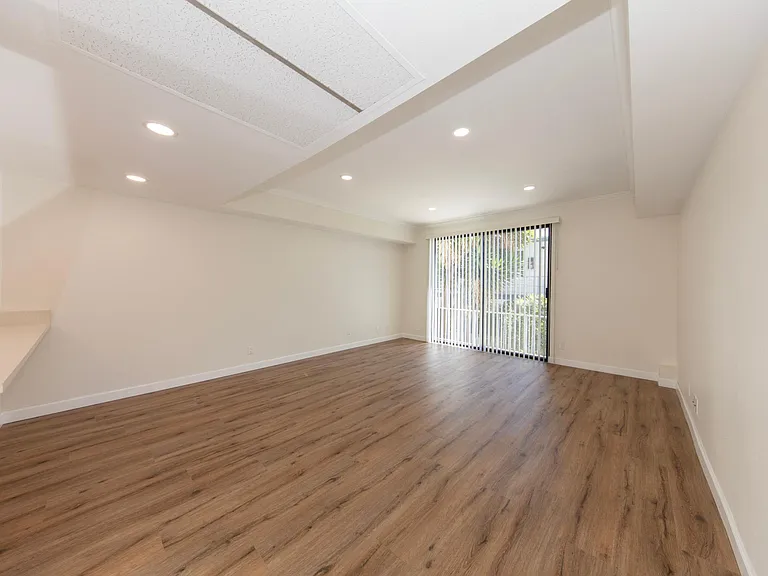 1524 Granville Ave #102 — Photo 8