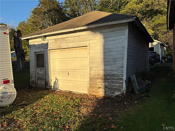 5th image of 9604 Maple Ave