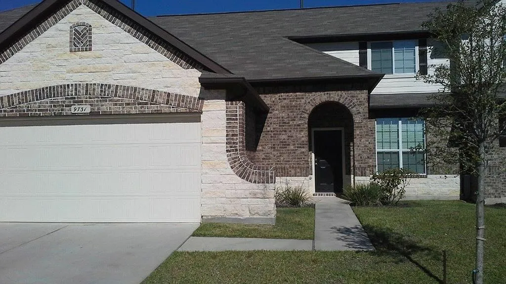 Bavaria Townhomes — Photo 1