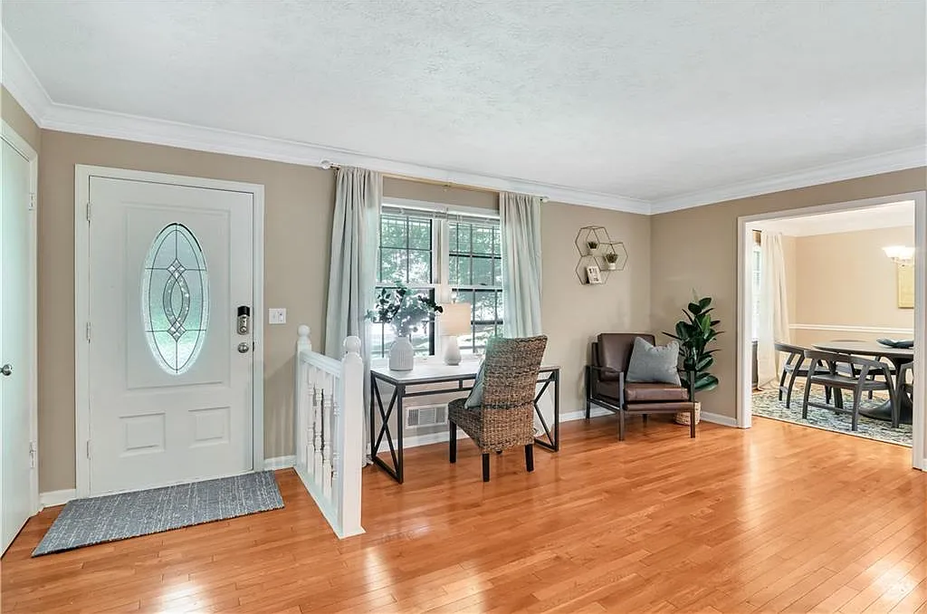 3 bed, 2.0 bath, 1640 sqft, $5,750 — Photo 4