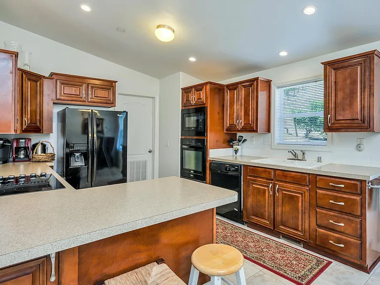 1623 Whitehall Ln — Photo 2