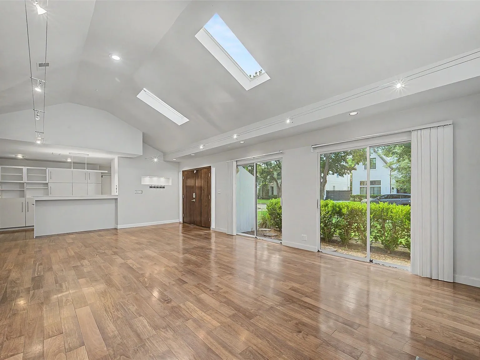 5 bed, 4.5 bath, 2937 sqft, $4,995 — Photo 4