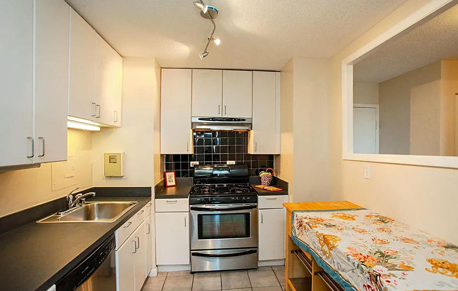 1 bed, 702 sqft, $1,900 — Photo 2