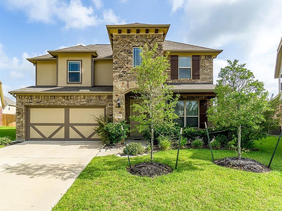 Immaculate 2-story Gehan home located on a quiet cul-de-sac street in the neighborhood of Inverness in Tomball. Lush landscaping offers great curb appeal!