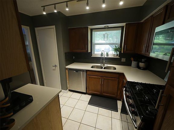 3rd image of 1406 N Circle Park St