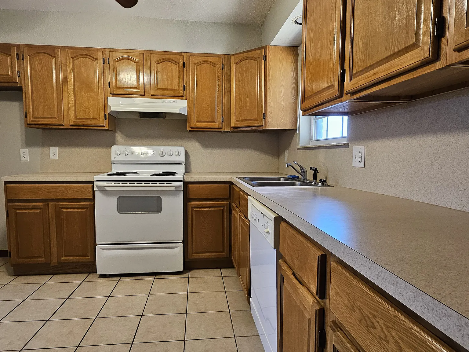 3 bed, 825 sqft, $1,075 — Photo 3