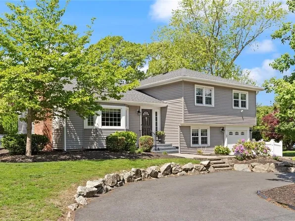1 Valentine Dr, Barrington, RI 02806
