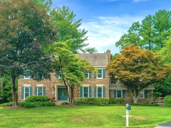 1302 Meadow Glen Dr, Vienna, VA 22182