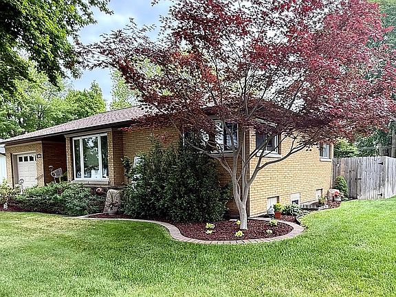 2nd image of 1204 Hillcrest St