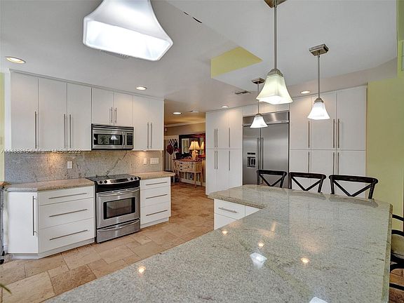 4th image of 827 N Highland Dr
