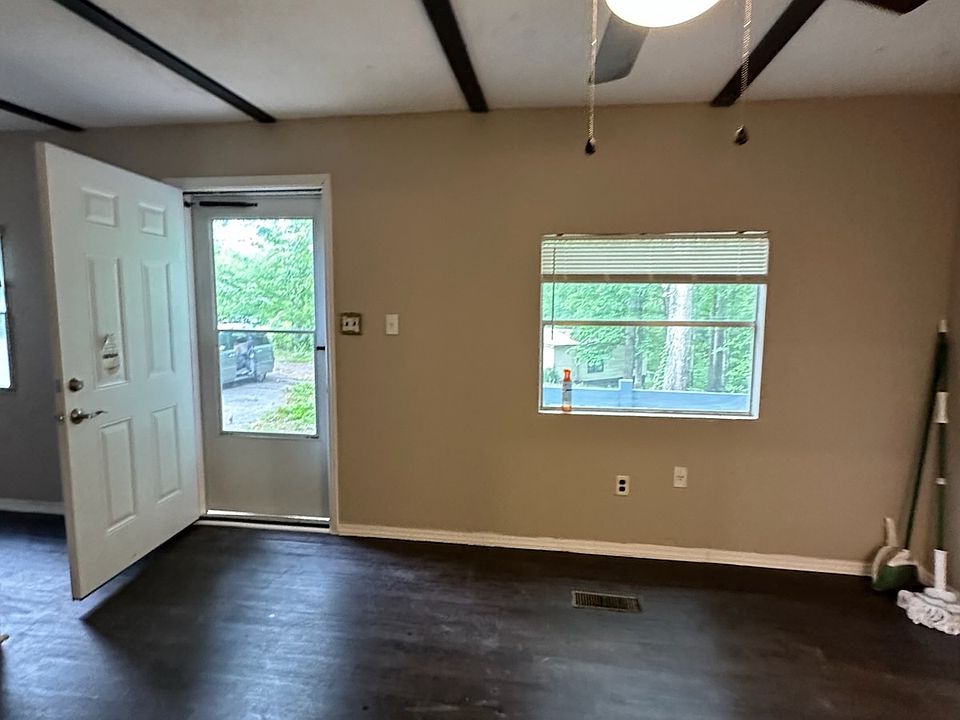 1st image of 118 Daisy Lee Ln