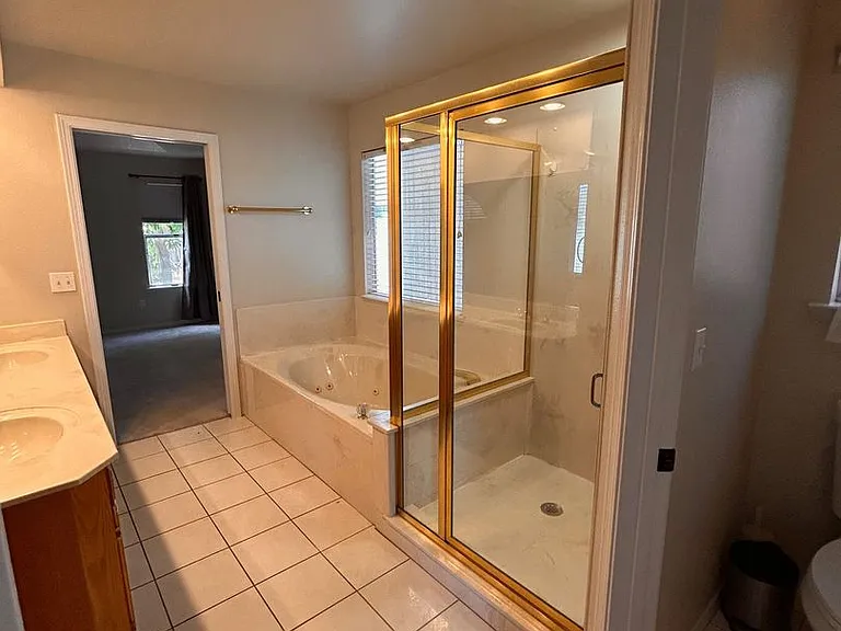 4033 W Douglas Ave — Photo 23