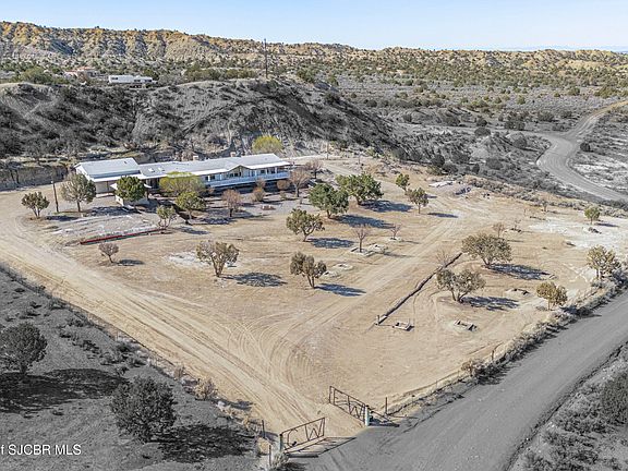 3rd image of 470 Hampton Canyon Rd