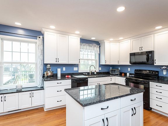4th image of 1056 S Dogwood Dr