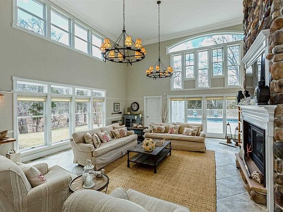 4th image of 267 Peconic Bay Blvd