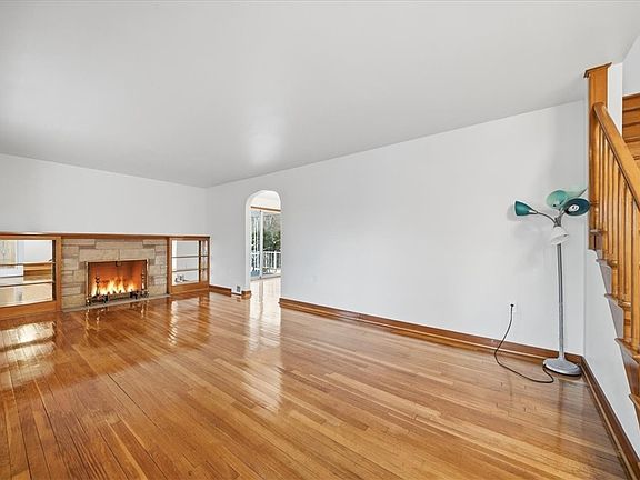 5th image of 1911 McLean St