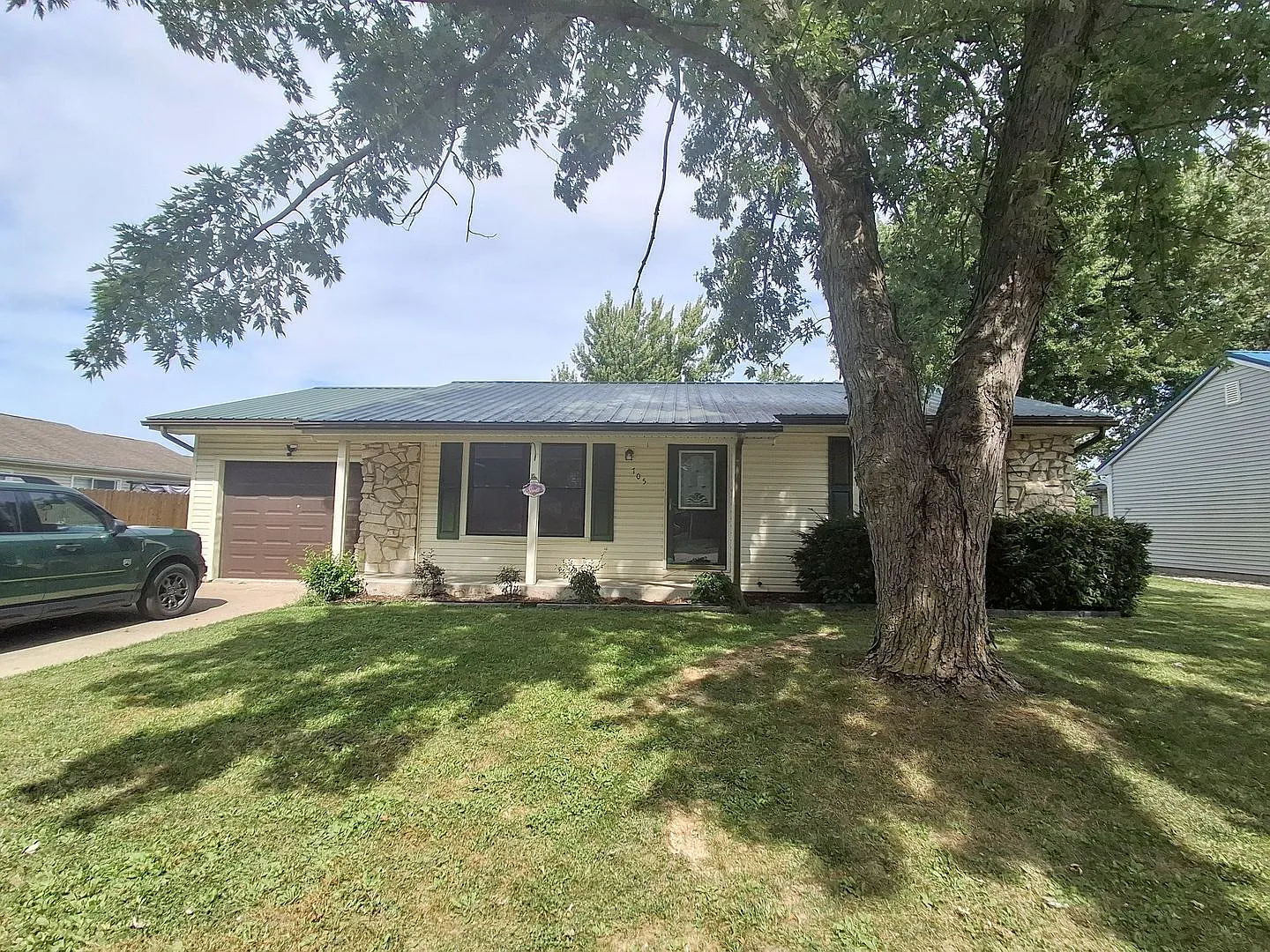Charming 3-Bedroom Home with Fenced Yard, Central Air & 2-Car Garage! — Photo 1