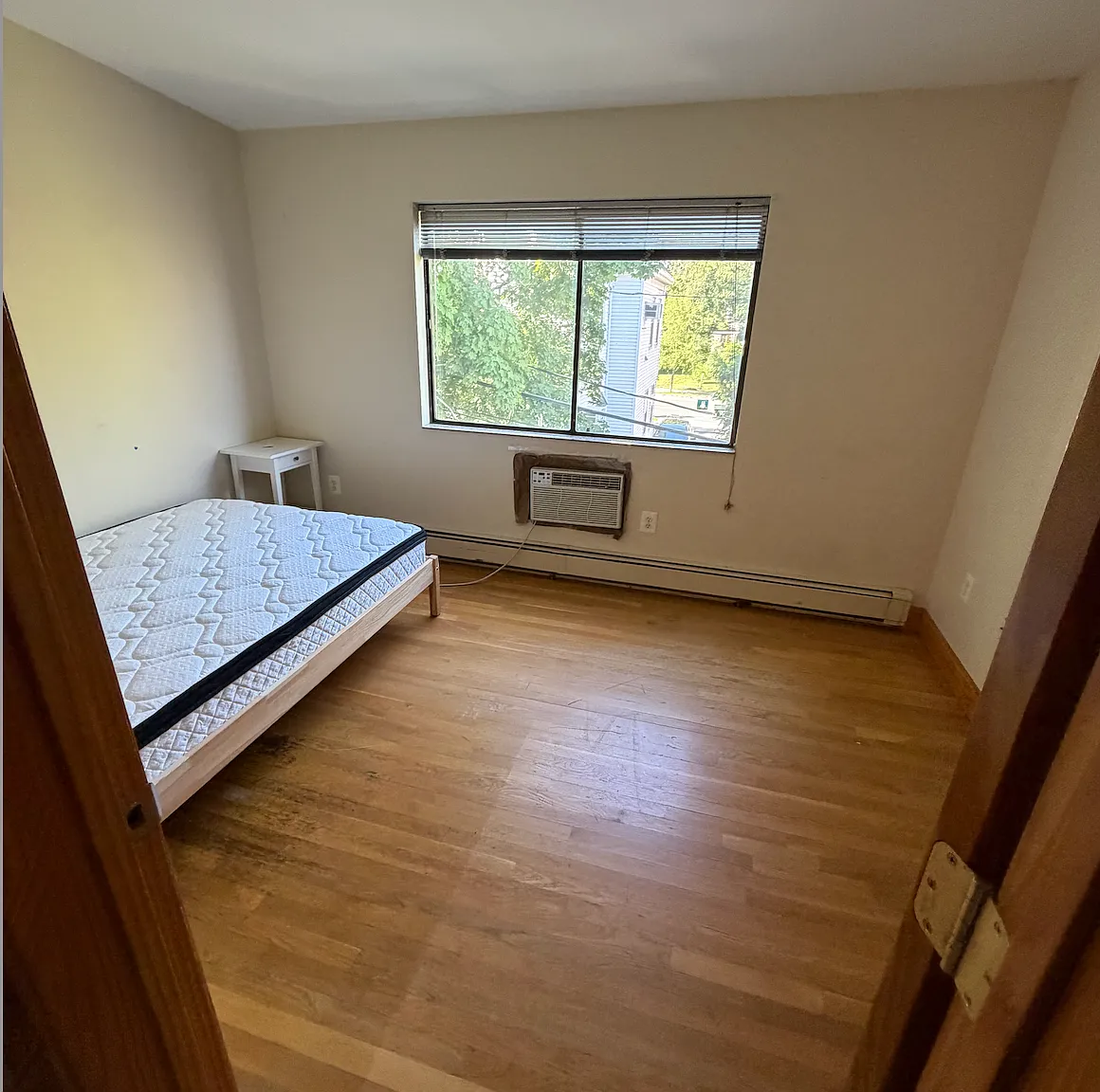 4 bed, 1100 sqft, $4,200 — Photo 4