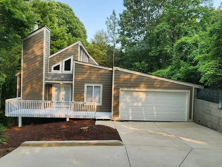 8006 Briardale Dr — Photo 1