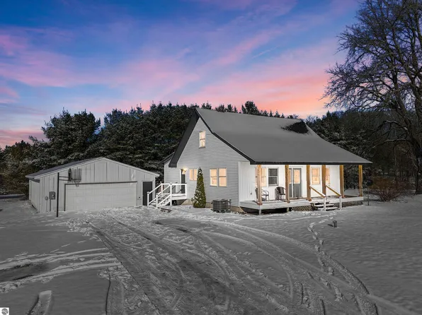 20 S 35th Rd, Cadillac, MI 49601