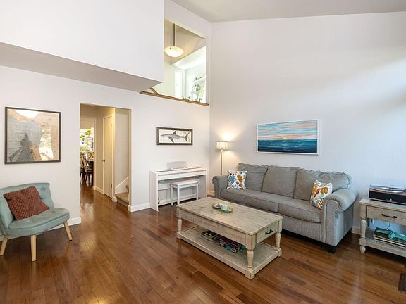 5th image of 525 Club House Dr