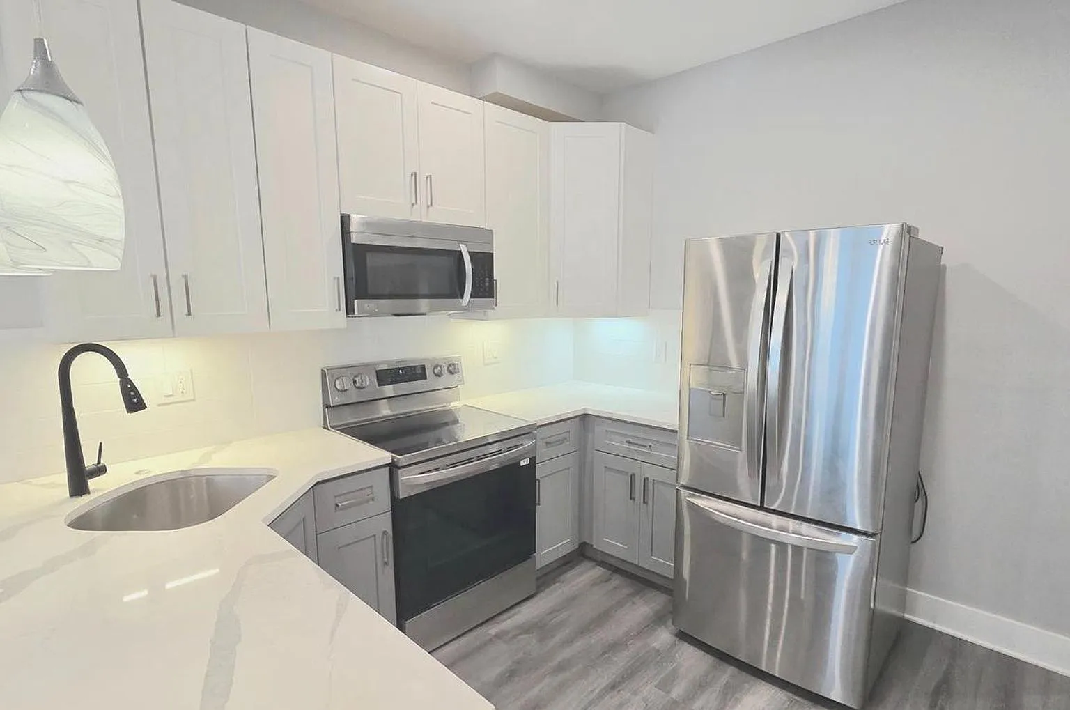 University City 3bd/3bth Bi-Level — Photo 2