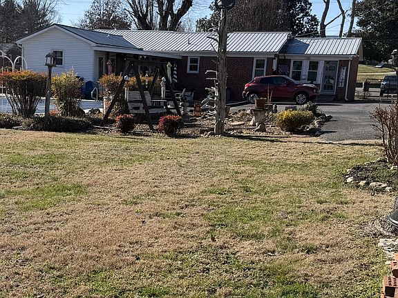 3rd image of 914 Faulkner Springs Rd
