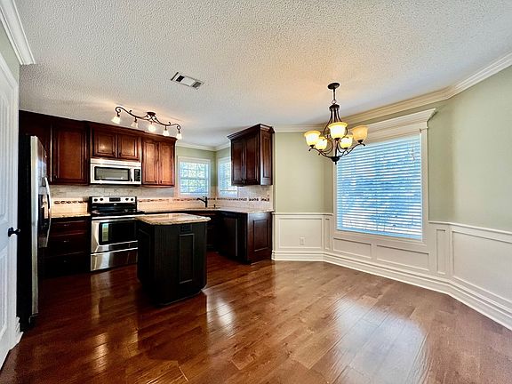 5th image of 4021 Glen Laurel Dr N