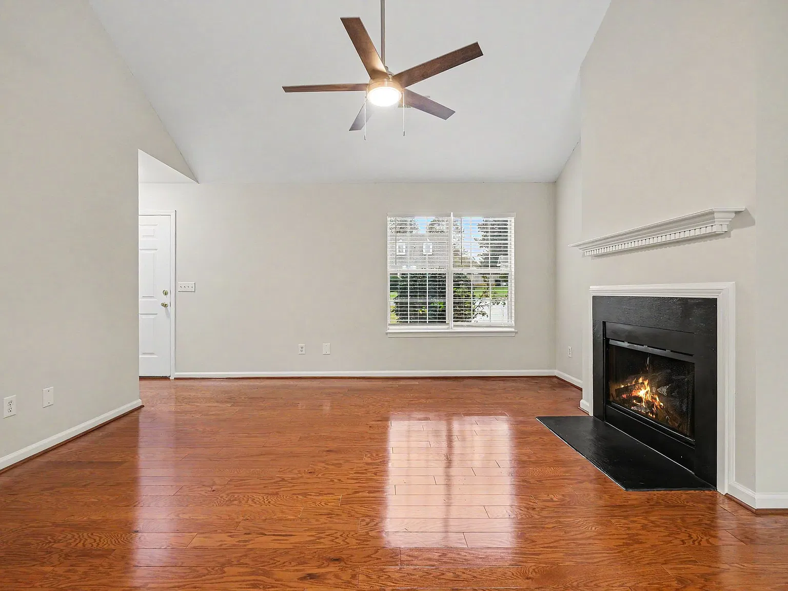 3 bed, 1117 sqft, $1,985 — Photo 4